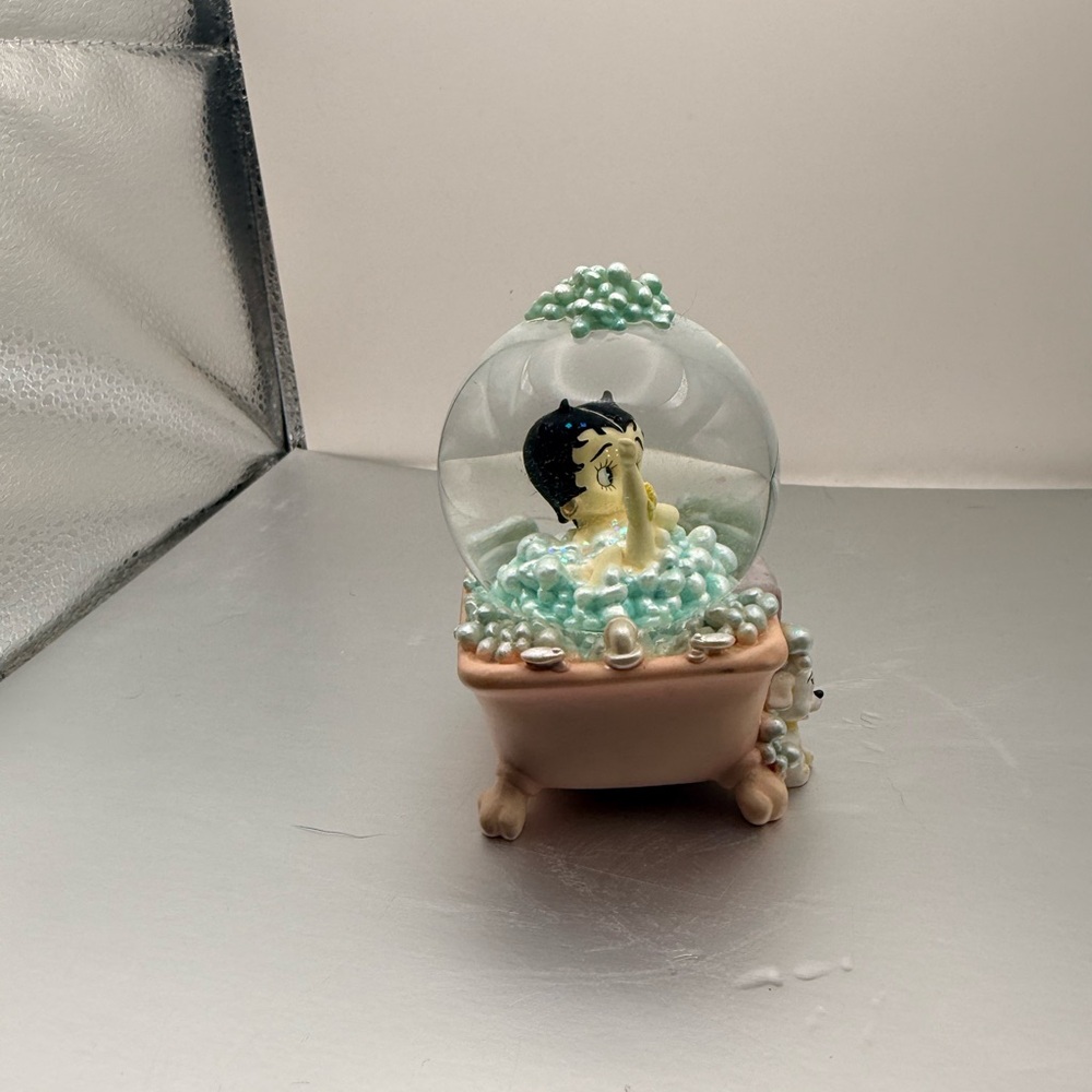 Betty Boop Bubble Bath Snowglobe - Picture 5 of 6